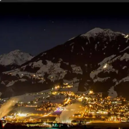 In Near Hochzillertal Skiing 푸겐