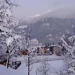 In Near Hochzillertal Skiing